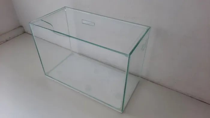 Aquário 9 litros + 2 tipos de pedrinhas (pretas e brancas) e um carangueijo decorativo