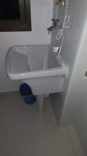 Tanque branco de lavanderia ,de cerâmica, novo ,sem uso .