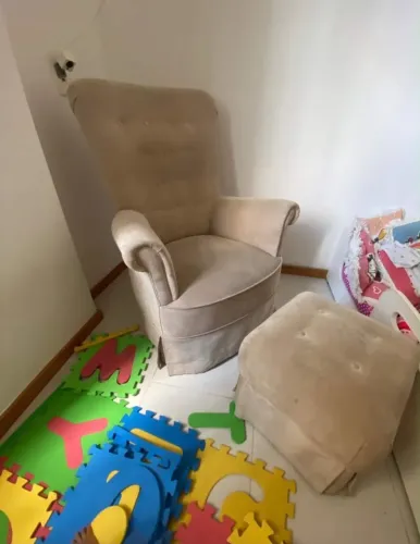 Poltrona amamentação com puff