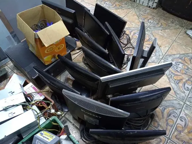 Vendendo Lote de Computadores e Monitores LCD valor na descrição do anúncio