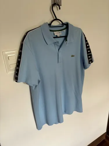 Polo lacoste azul bebê, T5 (G), com estampas na manga