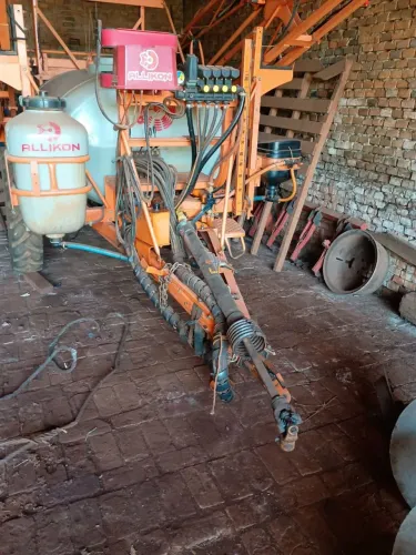 Pulverizador Allikon 2000L AD 18 Metros