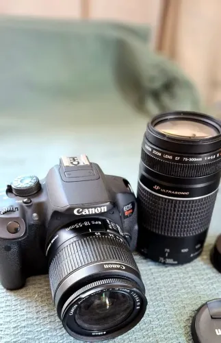Máquina canon.T5i com 2 lentes 18-55mm e 75-300mm. Com carregador de bateria
