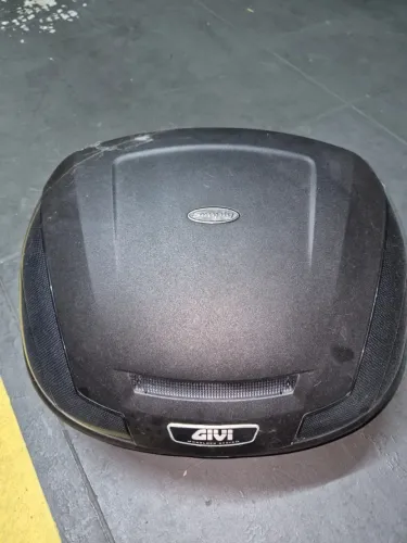Baú Givi com suporte - 47 L (traseiro) e 21 L (lateral)