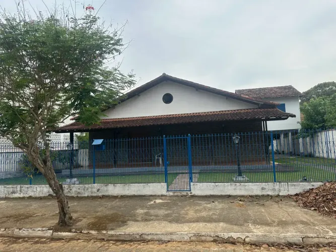 Imóvel para venda tem 221 metros quadrados com 4 quartos em Centro - Pequeri - MG