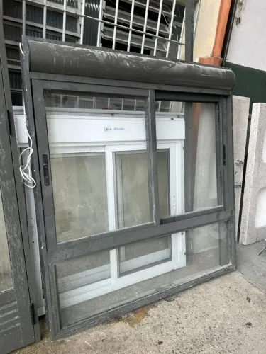 2 janelas com persiana integrada