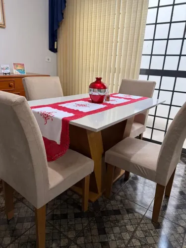 Vendo Mesa com 4 cadeiras estofadas