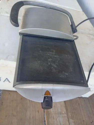 Um griil e sanduicheira elétrica marca George foreman