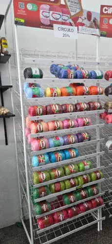 Expositor aramado linha crochê