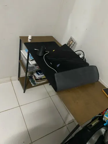 Mesa e cadeiras de escritório 
