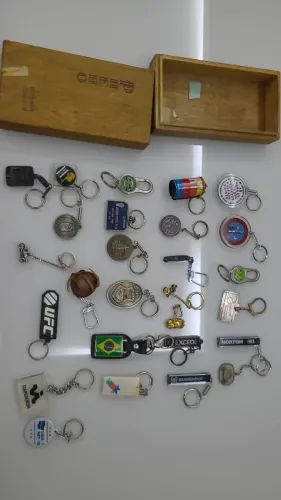 Vendo lote de chaveiros com caixa de madeira Phebo anos 50