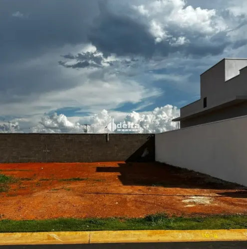 Terreno em condomínio disponível para venda no bairro Novo Mundo em Uberlândia-MG