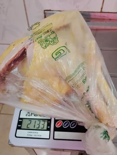 Galinha caipira mais dê 2 kilos 70 reais retirada na passarela dó metro água branca