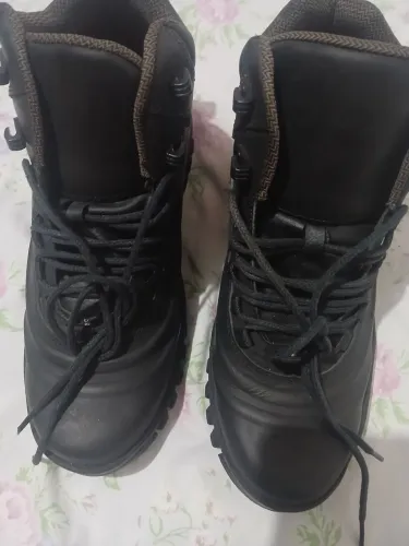 Vede-se uma bota acolchoada
