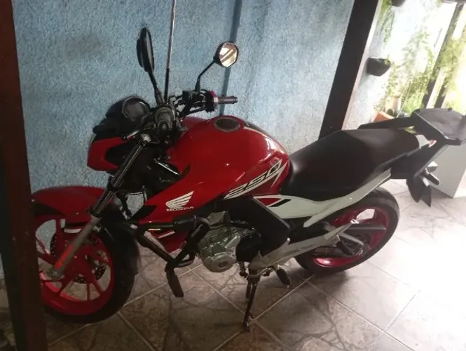 Único dono chave reserva manual, quilometragem baixa 8.200 km ótima opção de moto usada.