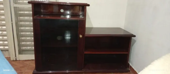 Rack em Madeira com Porta de Vidro - Ótimo Estado