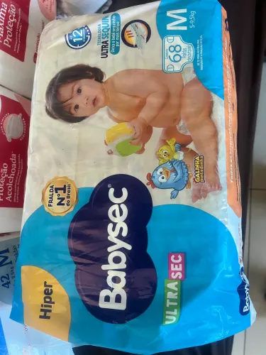 Vende-se 4 pacotes de fralda M e um P todos de marca boa