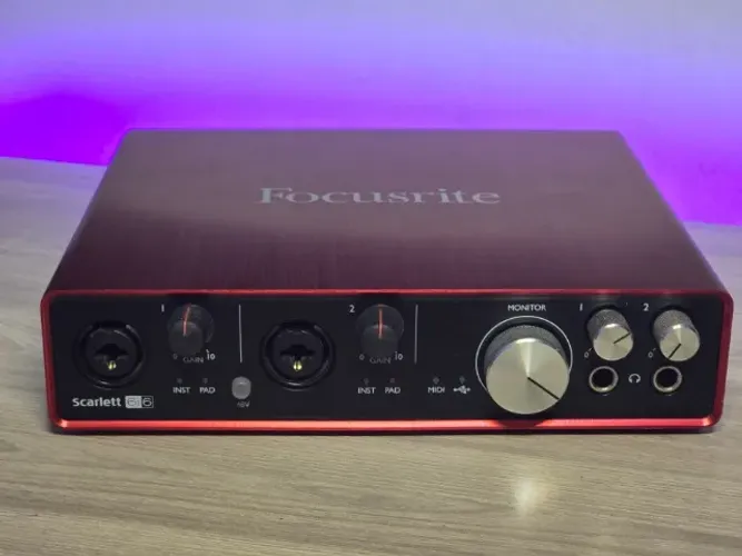 Focusrite Scarlett 6i6 2ª Gen - Estado de Nova