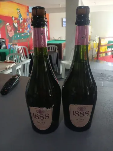 Vendo duas garrafas de Sidra 1888 Rosé, espumante Argentino