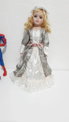 Boneca de porcelana 