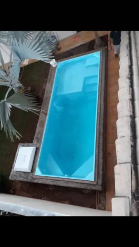 Piscina semi nova com prainha 