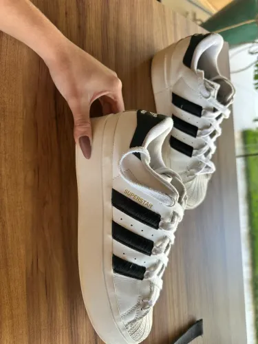 Vendo tênis Adidas Superstar Bold - Cloud White / Core Black (código GX1840) tamanho 37