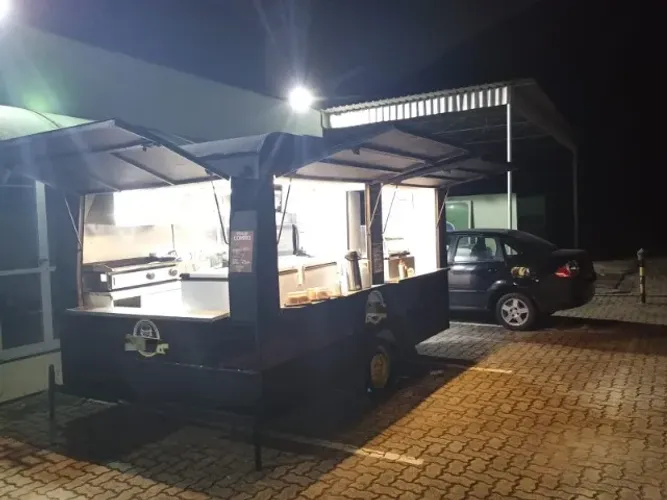 Oportunidade: Trailer / Food Truck Espaçoso p/ 6 Pessoas + Equipamentos