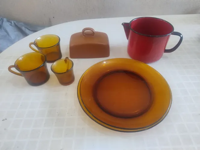 Pratos, xícaras e leiteira vintage