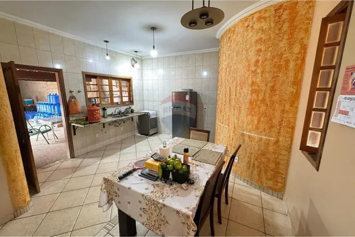 Casa à venda de 2 quartos sendo 1 suíte, por R$ 650 mil