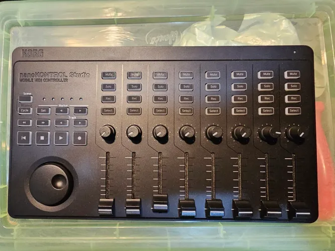 Controladora Midi Korg nanoKontrol Studio Bluetooth