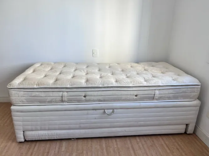 Cama solteiro + box-baú + cama auxiliar