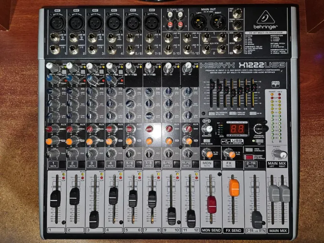 Vendo Mesa de som Behringer X1222 USB