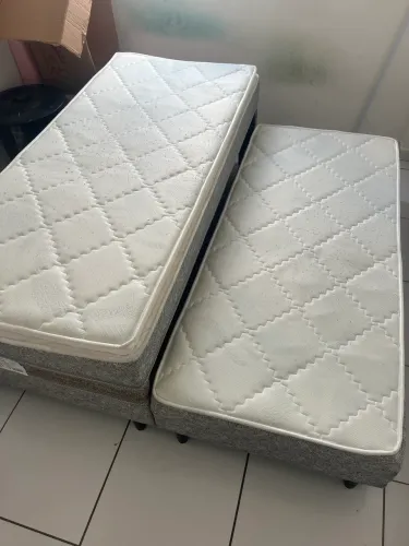 Cama de solteiro com auxiliar