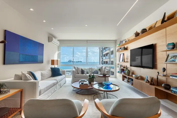 Apartamento reformado com vista mar e projeto assinado por Bernardo Schor.