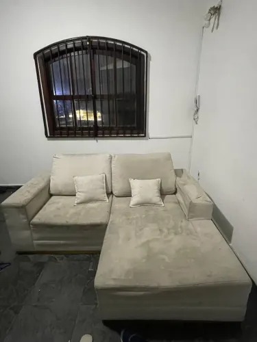 Sofá em L de linho + painel de TV