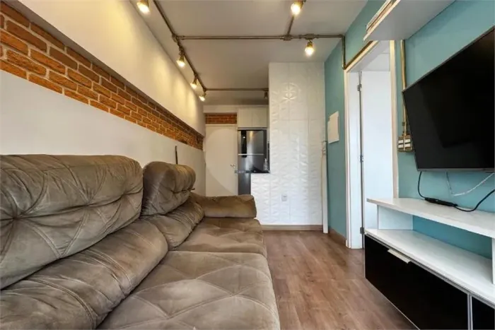 Apartamento mobiliado à venda no Bom Retiro | 1 dormitório com sacada e decoração industri