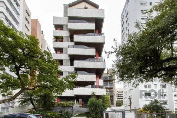 Apartamento com piscina na sacada e 3 vagas individuais.