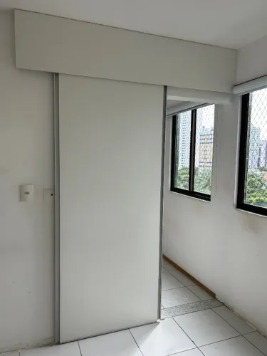Porta de correr em MDF branco + trilhos e acabamento 