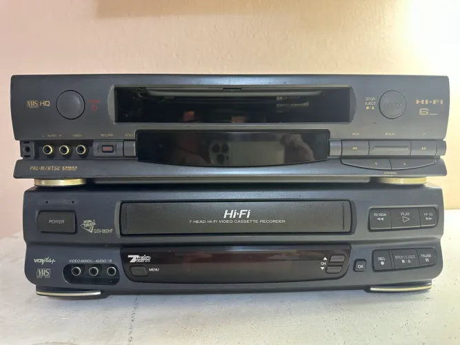 Dois vídeos cassete VHS para restauro Philips e Gradiente