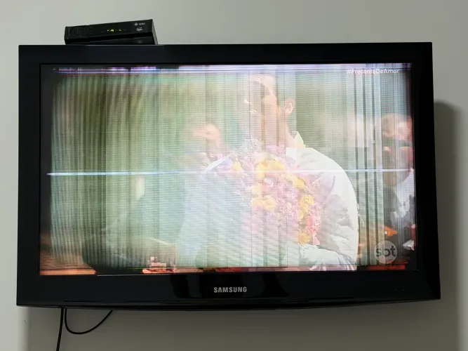 Vendo TV 32 polegadas Samsung LCD