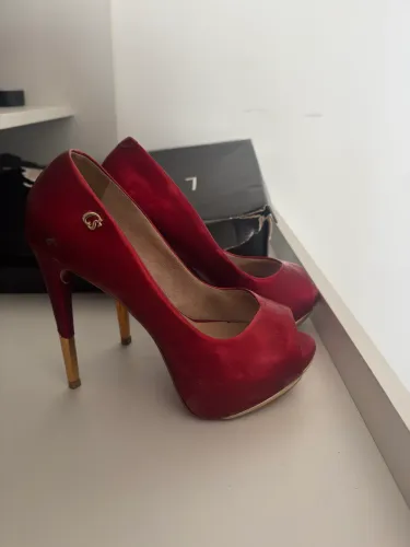 Salto vermelho Carmen Steffens