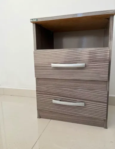 Mesa de cabeceira cinza