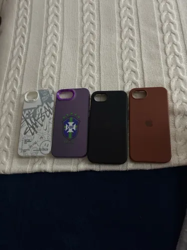Kit 4 Capinhas iPhone 16e - Variados Estilos (Impecáveis)