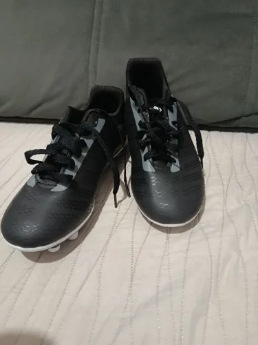 Chuteira tamanho 35 nunca usada. Comprei essa semana para meu filho e ficou pequeno.