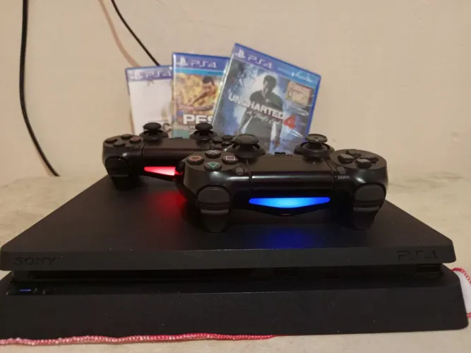 PLAYSTATION 4