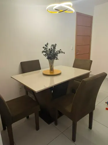 Mesa, tampo de vidro, com quatro cadeiras - Bom estado de conservação