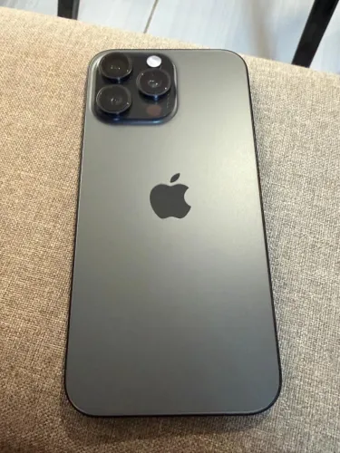 iPhone 16 pro Max 93% bateria completo sem detalhes 