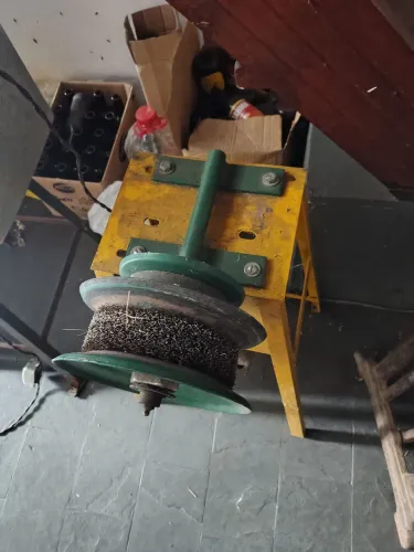 Vende-se máquina elétrica de raspar cana 