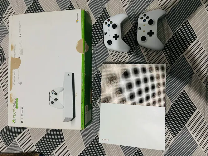 Vendo Xbox one s 1T 1.000 acompanha dois controles