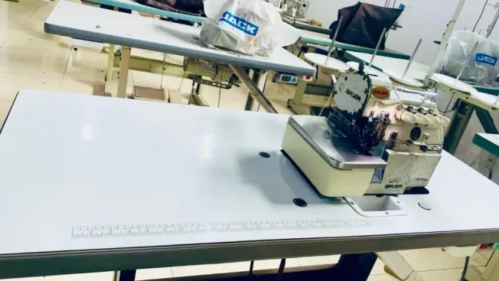 Vendo Máquina Overlock Industrial Siruba, completa com mesa e motor, pronta para uso.